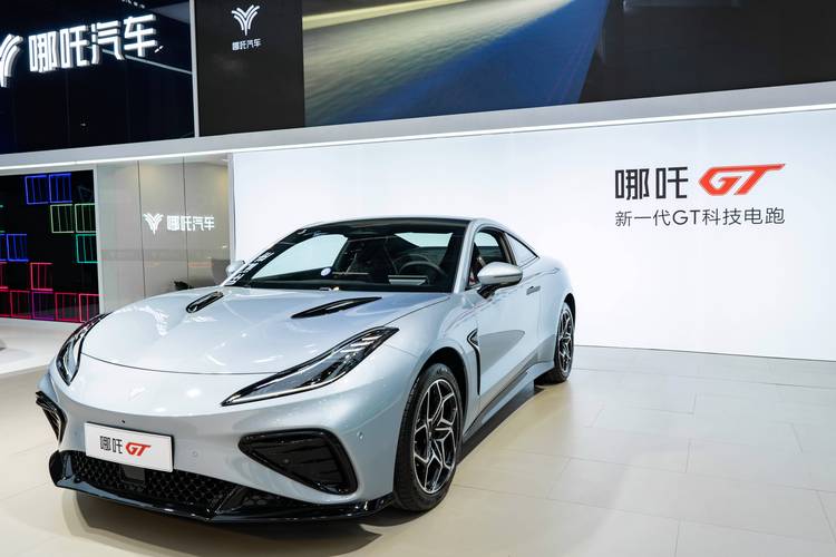 深圳151哪吒汽车在智能汽车领域的表现，领途汽车在新能源汽车市场中的影响力